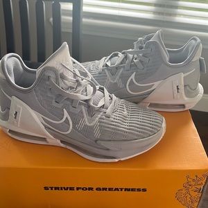 Lebron Witness Wolf Grey